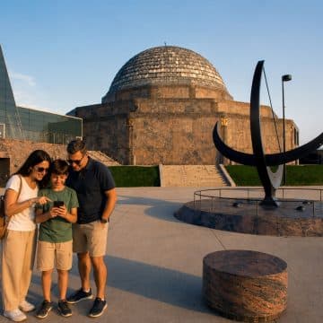 Het Adler Planetarium, gelegen aan de rand van Northerly Island aan het Michiganmeer, is het eerste planetarium van Amerika en staat bekend om zijn historische art-deco-architectuur, meeslepende sterrenvoorstellingen en panoramisch uitzicht op de skyline.
