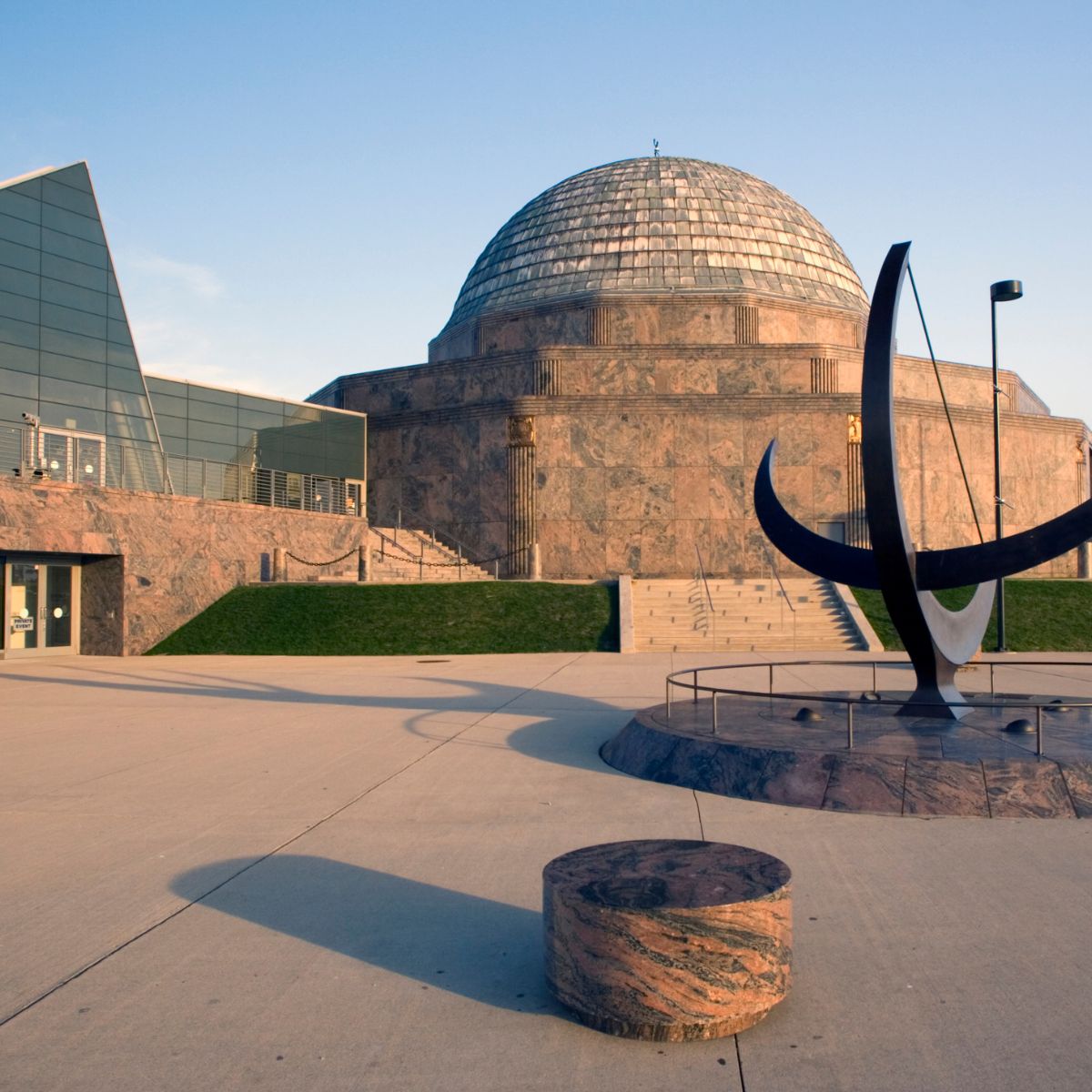 Speurtocht en zelfstandige rondleiding door Chicago 6 Het Adler Planetarium is het eerste planetarium van Amerika en staat trots aan de rand van de Museum Campus van Chicago. Het inspireert tot verkenning met zijn hypermoderne hemeltheaters en praktische ruimtewetenschappelijke tentoonstellingen.
