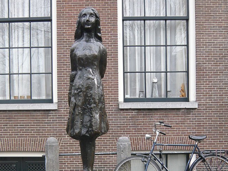 Un tributo silenzioso: Il monumento ad Anne Frank 3 Monumento a Anne Frank