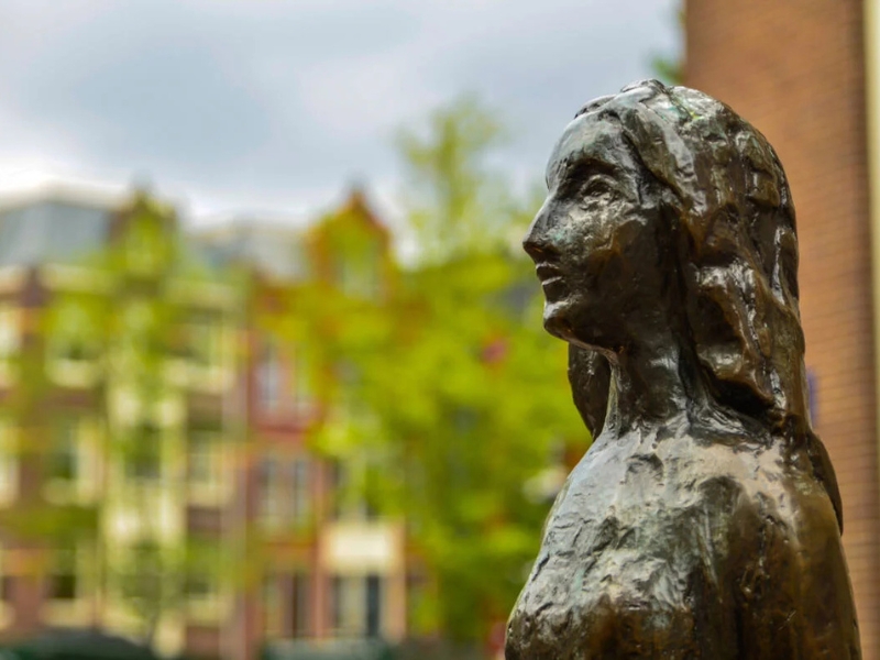 Un tributo silenzioso: Il monumento ad Anne Frank 1 Monumento a Anne Frank