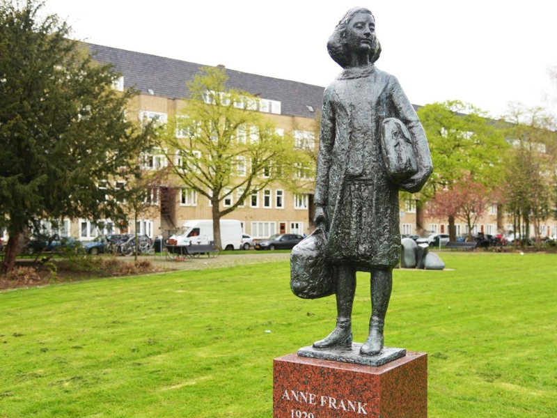 Un tributo silenzioso: Il monumento ad Anne Frank 2 Monumento a Anne Frank