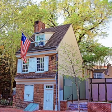 A Casa Betsy Ross é uma casa colonial histórica onde os visitantes podem explorar a história de Betsy Ross e as origens da primeira bandeira americana.