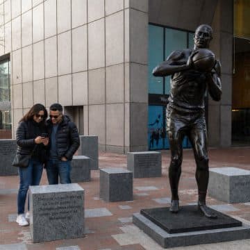 La statua di Bill Russell a Boston rende omaggio al leggendario giocatore di basket dei Celtics e difensore dei diritti civili, rendendo omaggio al suo impatto duraturo sia sulla storia sportiva della città che sulla comunità in generale.