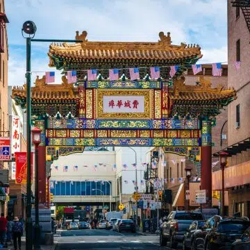 O Arco da Amizade de Chinatown é uma porta de entrada tradicional chinesa lindamente decorada que dá as boas-vindas aos visitantes da vibrante Chinatown de Filadélfia com obras de arte complexas e um simbolismo cultural colorido.