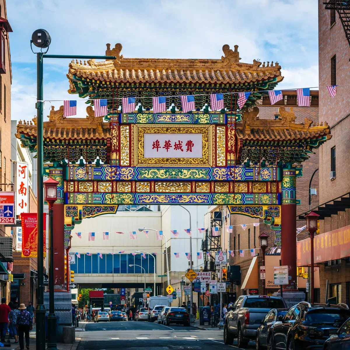 Caça ao tesouro e visita autoguiada a Filadélfia 4 O Arco da Amizade de Chinatown é uma porta de entrada tradicional chinesa lindamente decorada que dá as boas-vindas aos visitantes da vibrante Chinatown de Filadélfia com obras de arte complexas e um simbolismo cultural colorido.