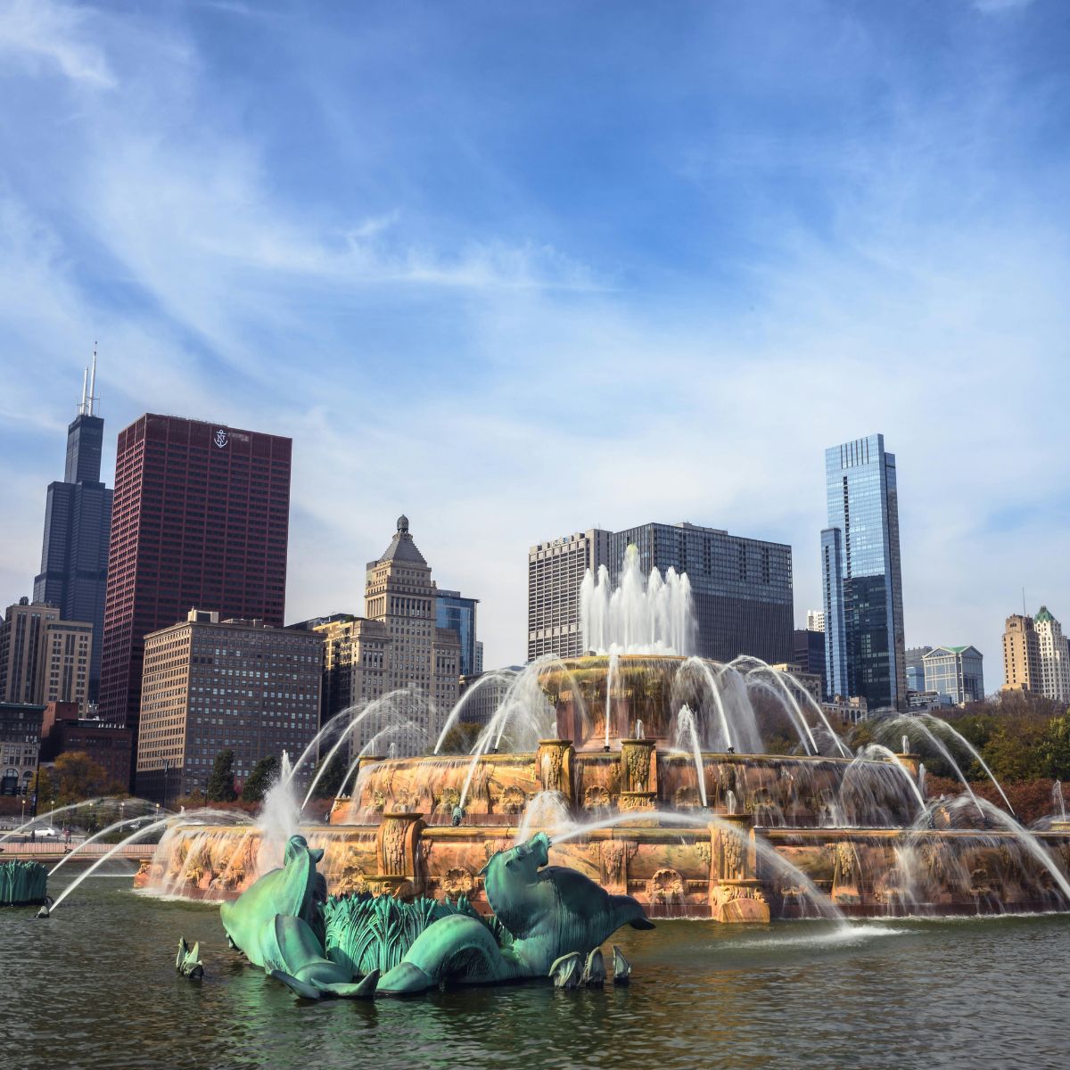 Speurtocht en zelfstandige rondleiding door Chicago 4 De verbluffende Clarence F. Buckingham Memorial Fountain is een van de grootste fonteinen ter wereld en vormt een majestueus middelpunt in Grant Park dat bezoekers betovert met zijn prachtige rococo-ontwerp en duizelingwekkende waterchoreografie.
