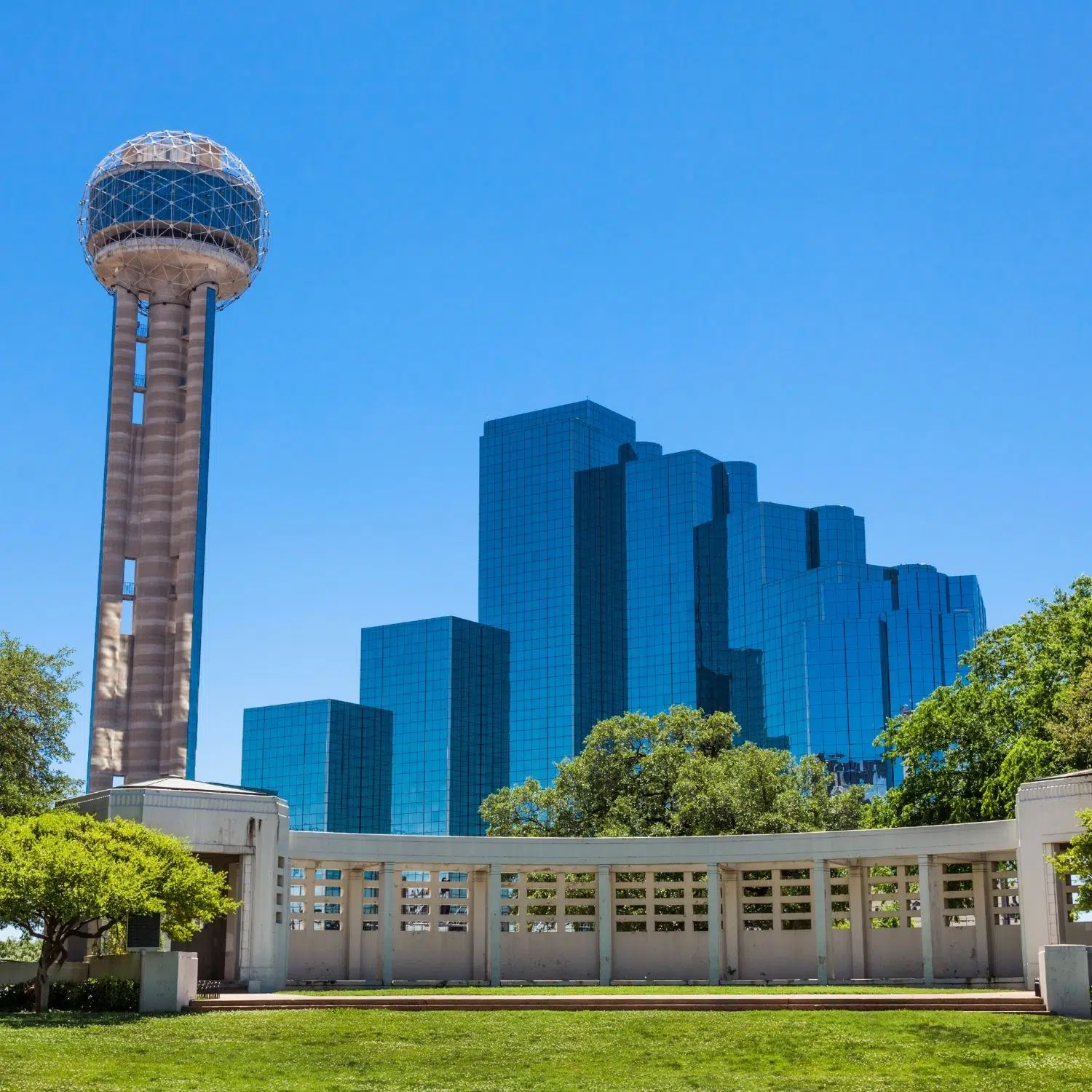 Speurtocht en rondleiding op eigen houtje in Dallas 5 Dealey Plaza in Dallas is a historic city landmark surrounded by distinctive architecture and grassy spaces, best known as the site where President John F. Kennedy was assassinated in 1963.