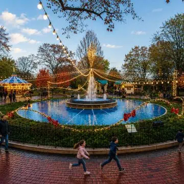 Franklin Square é um parque histórico animado com uma fonte encantadora, mini-golfe, jardins coloridos e atracções para toda a família no coração de Filadélfia.