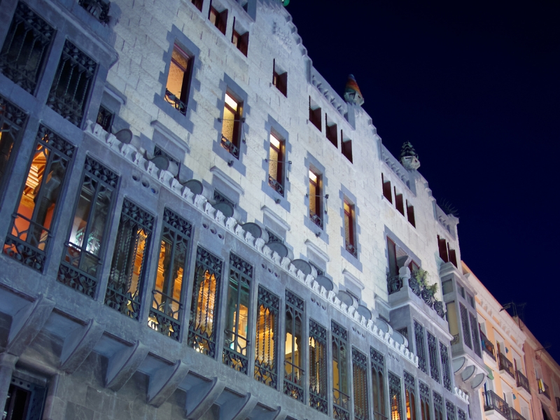 Palacio Güell: Una obra maestra del Modernismo 1 Palacio Güell