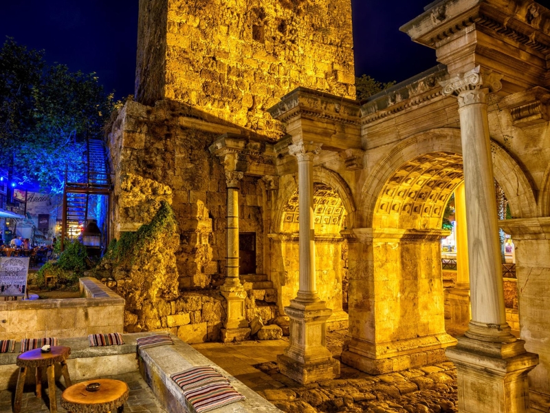Das Tor von Hardian: Ein Triumphbogen in Antalya 3 Hadrianstor in Antalya