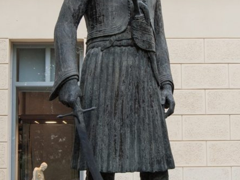 Hołd dla greckiego bohatera: statuetka Ioannisa Makriyiannisa 3 Statua Ioannisa Makriyiannisa 2