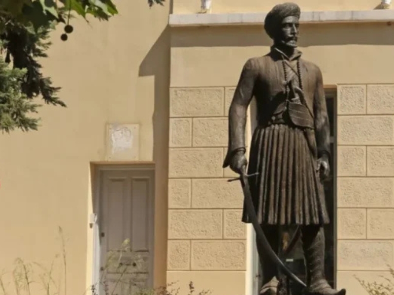 Hołd dla greckiego bohatera: statuetka Ioannisa Makriyiannisa 1 Statua Ioannisa Makriyiannisa