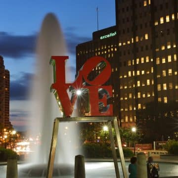 La plaza JFK (LOVE Park), que constituye el punto final visual de la avenida Benjamin Franklin Parkway, frente al Ayuntamiento, es un emblemático lugar de encuentro del centro de la ciudad, famoso por la vibrante escultura «LOVE» de Robert Indiana y por su fuente central con géiser.