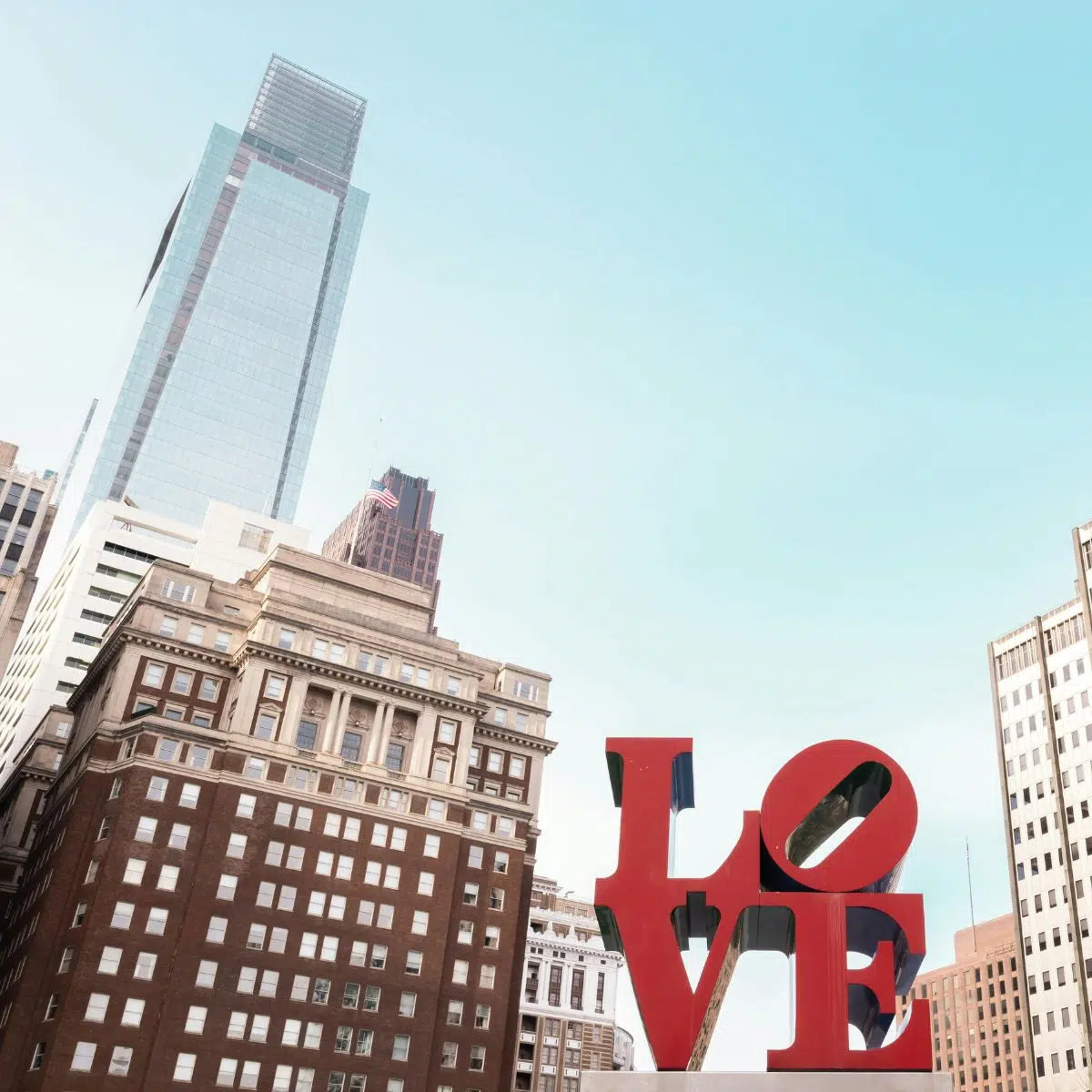 Caça ao tesouro e visita autoguiada a Filadélfia 3 A JFK Plaza (LOVE Park) é uma praça pública vibrante, famosa pela sua escultura icónica LOVE, fontes animadas e vistas deslumbrantes do horizonte da baixa de Filadélfia.
