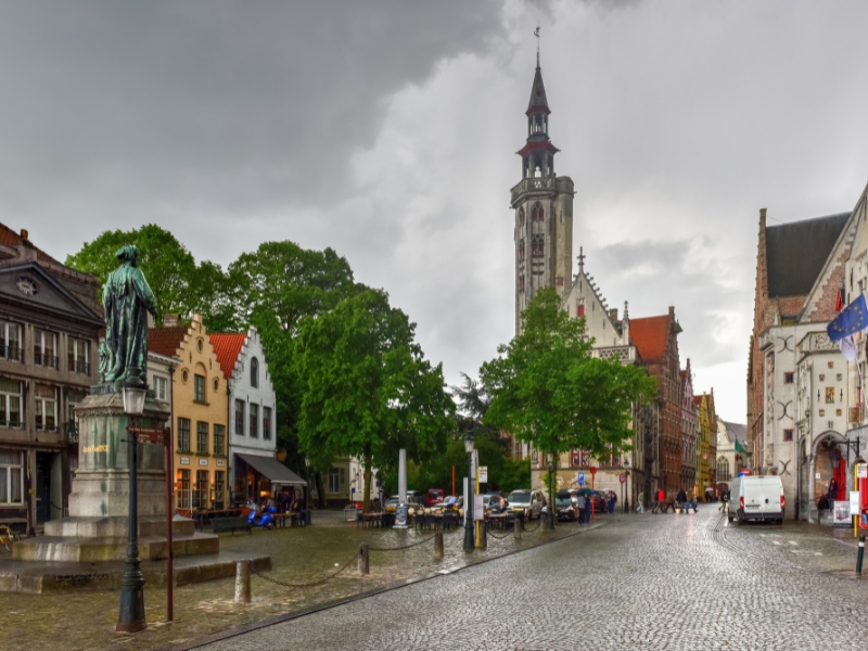 Jan van Eyckplein : Un joyau caché à Bruges 1 Jan van Eyckplein