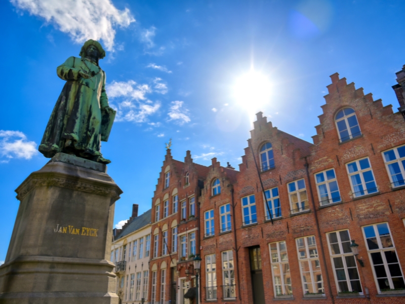 Jan van Eyckplein : Un joyau caché à Bruges 3 Jan van Eyckplein