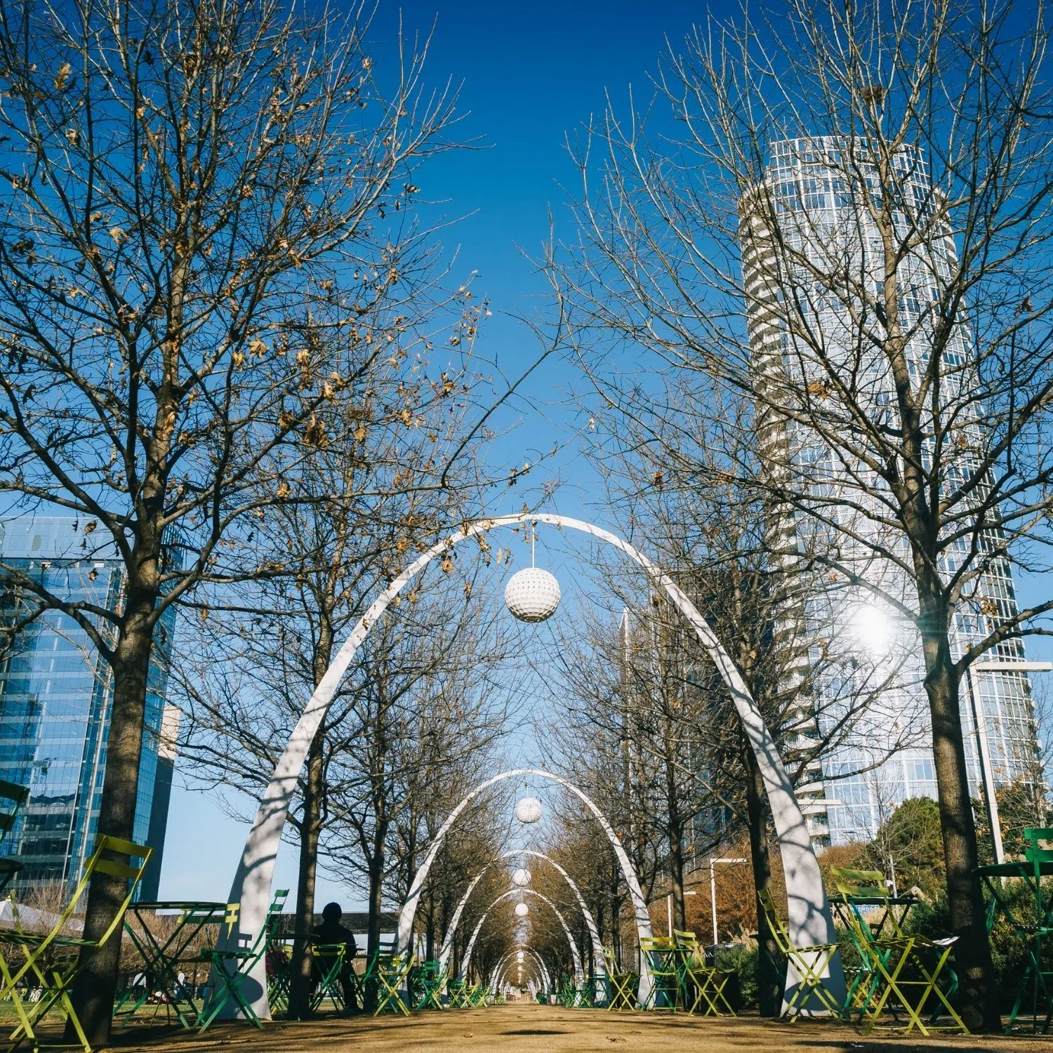 Speurtocht en rondleiding op eigen houtje in Dallas 4 Klyde Warren Park in Dallas is a vibrant green space built above a downtown freeway, with lawns, gardens, fountains, and gathering areas surrounded by the striking skyline of the Dallas Arts District.