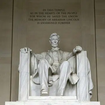 Het majestueuze Lincoln Memorial is een groot neoklassiek monument ter ere van president Abraham Lincoln, beroemd om zijn indrukwekkende standbeeld, inspirerende inscripties en panoramische uitzicht over de National Mall.
