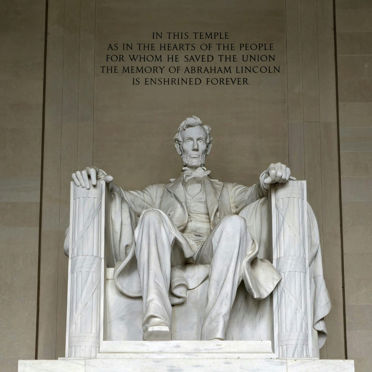 Speurtocht en rondleiding op eigen houtje door Washington D.C. 5 Het majestueuze Lincoln Memorial is een groot neoklassiek monument ter ere van president Abraham Lincoln, beroemd om zijn indrukwekkende standbeeld, inspirerende inscripties en panoramische uitzicht over de National Mall.