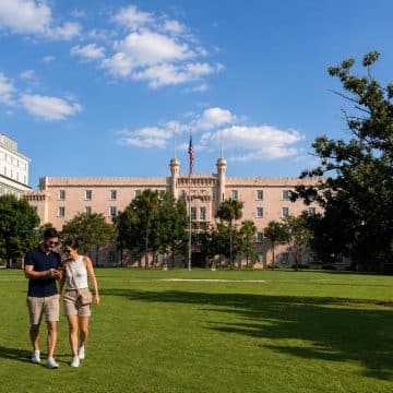 Marion Square w Charleston to tętniąca życiem zielona przestrzeń w samym sercu tego historycznego miasta, otoczona charakterystycznymi zabytkami i ocieniona drzewami, a jej niepowtarzalny klimat podkreślają pomniki, sezonowe targi i lokalne imprezy.