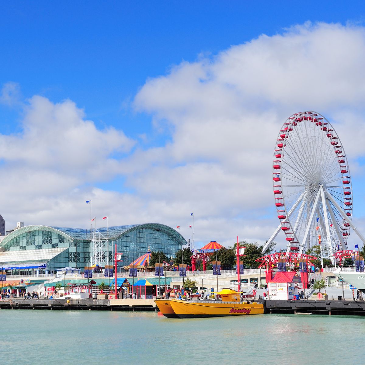 Speurtocht en zelfstandige rondleiding door Chicago 2 Navy Pier is een levendige, 3.300 voet lange iconische bezienswaardigheid van Chicago aan de oever van Lake Michigan en biedt een spannende mix van amusementattracties, culturele tentoonstellingen, restaurants en schilderachtige uitzichten over het water.