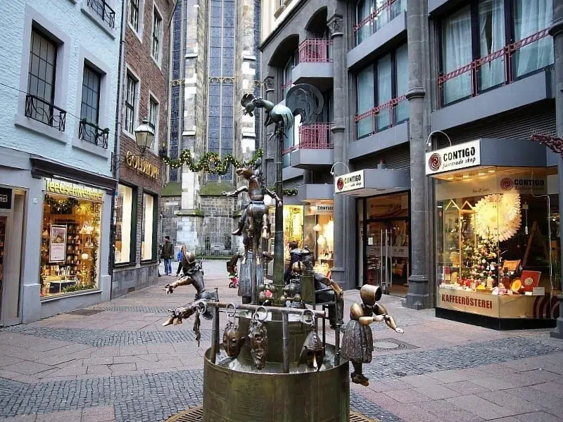 Puppenbrunnen: A encantadora fonte de bonecas de Aachen 1 Puppenbrunnen em Aachen