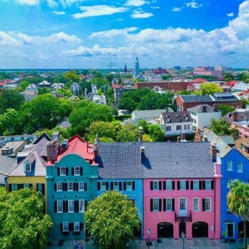 Rainbow Row w Charleston to malowniczy pas zabytkowych domów w stylu georgiańskim, znanych z wesołych, pastelowych fasad oraz niepowtarzalnego uroku, jaki nadają nadbrzeżnej dzielnicy miasta.