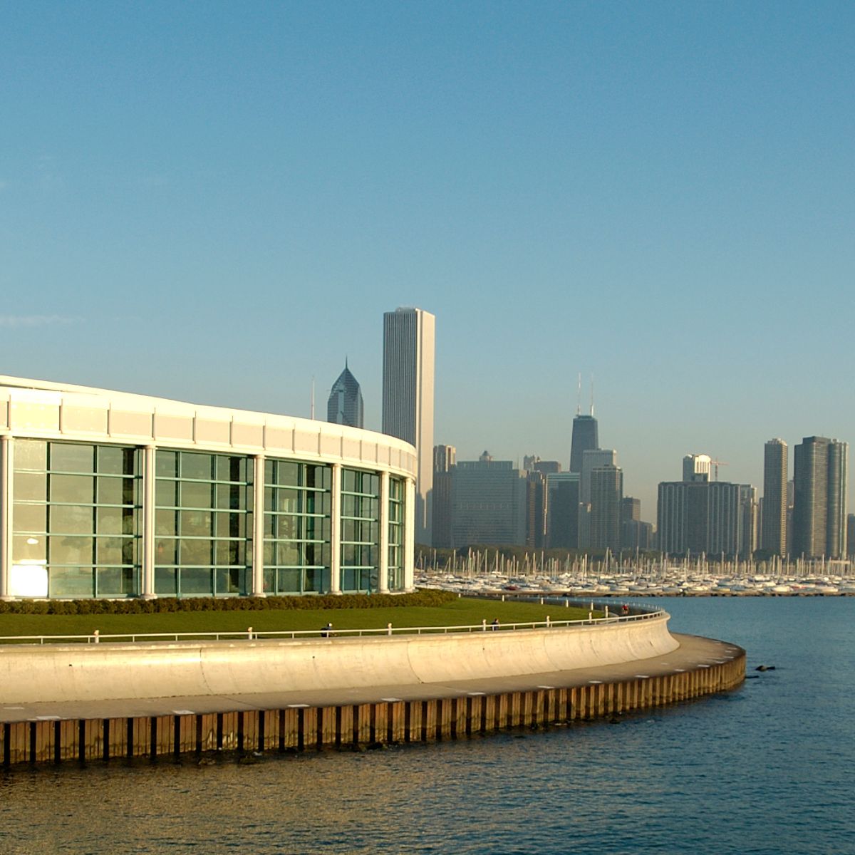 Speurtocht en rondleiding op eigen houtje door Chicago 5 Het Shedd Aquarium is een overdekt openbaar aquarium van wereldklasse op de Museum Campus van Chicago dat elk jaar miljoenen bezoekers in contact brengt met duizenden fascinerende waterdieren uit de hele wereld.