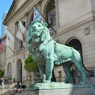 Het Art Institute of Chicago is een wereldberoemd cultureel juweel, bewaakt door de beroemde bronzen leeuwen, en huisvest een buitengewone collectie meesterwerken uit verschillende eeuwen en culturen, waaronder een ongeëvenaarde tentoonstelling van impressionistische kunst.