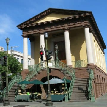 Targ miejski w Charleston to tętniący życiem, zabytkowy targ rozciągający się w samym sercu miasta, gdzie lokalni sprzedawcy oferują rękodzieło, dzieła sztuki, pamiątki oraz słynne kosze z trawy słodkiej z Charleston.