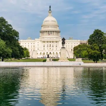 Het iconische United States Capitol is de historische zetel van het Amerikaanse Congres en wordt bewonderd om zijn prachtige koepel, grootse neoklassieke architectuur en centrale rol in de Amerikaanse democratie.