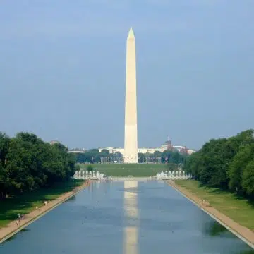 Het torenhoge Washington Monument is een iconische marmeren obelisk ter ere van George Washington en biedt een adembenemend uitzicht over de hoofdstad vanuit het hart van de National Mall.