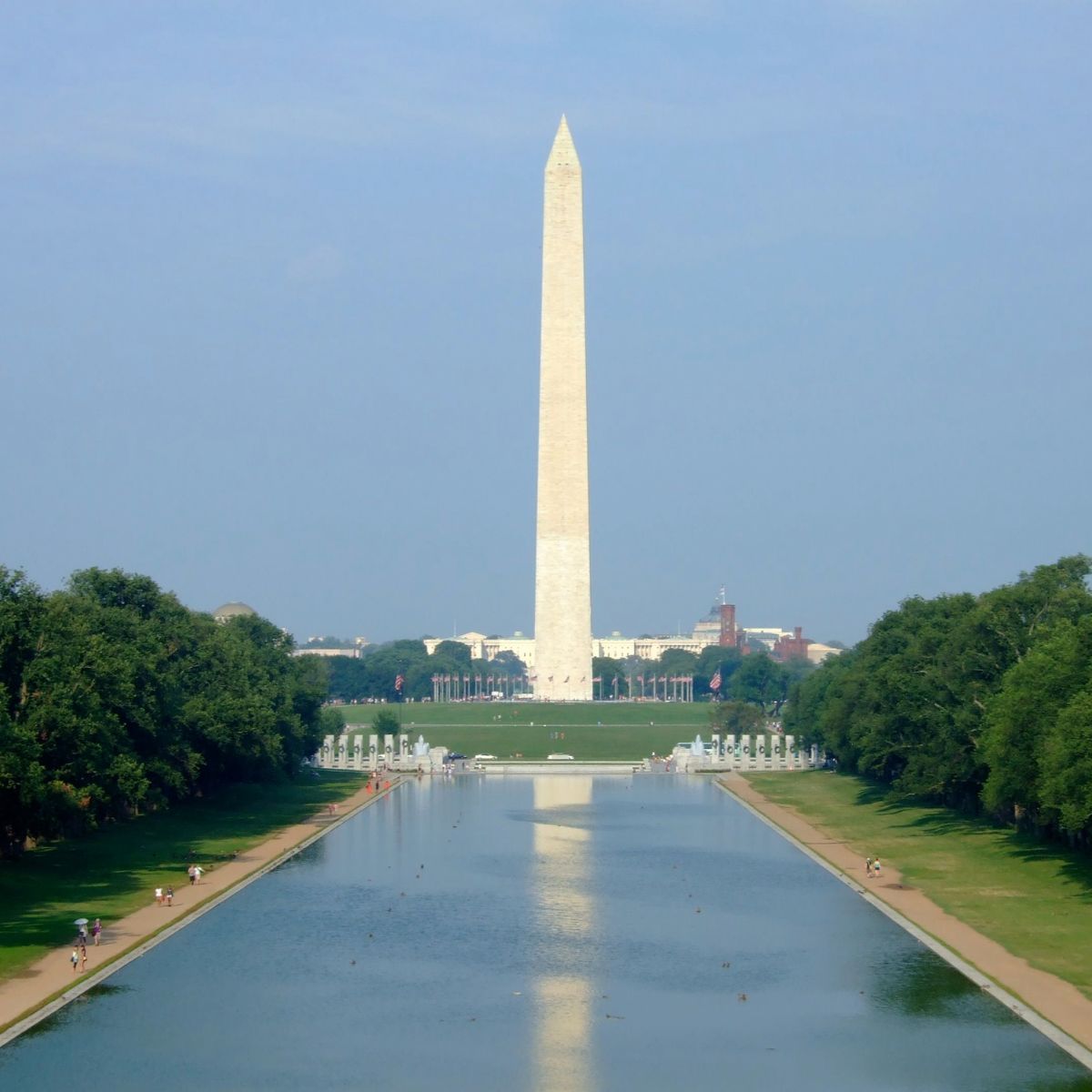 Speurtocht en rondleiding op eigen houtje in Washington D.C. 3 Het torenhoge Washington Monument is een iconische marmeren obelisk ter ere van George Washington en biedt een adembenemend uitzicht over de hoofdstad vanuit het hart van de National Mall.