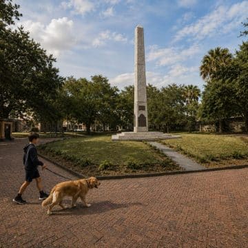 Washington Square w Charleston to spokojny, zabytkowy park, w którym cień dają dojrzałe drzewa, a wśród liściastych alejek i pomników widać elegancką architekturę miejskiej Dzielnicy Francuskiej.
