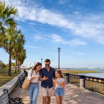 Park Waterfront w Charleston to malownicze miejsce nad rzeką, pełne zacienionych ścieżek, palm, fontann i spokojnych widoków na port w Charleston.