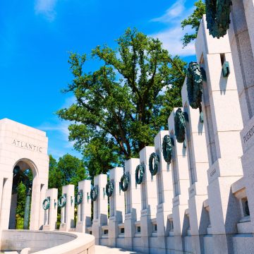 Het ontroerende World War II Memorial eert de moed en opoffering van Amerikanen die dienden tijdens de Tweede Wereldoorlog, met grote fonteinen, stenen pilaren en een plechtige setting langs de National Mall.