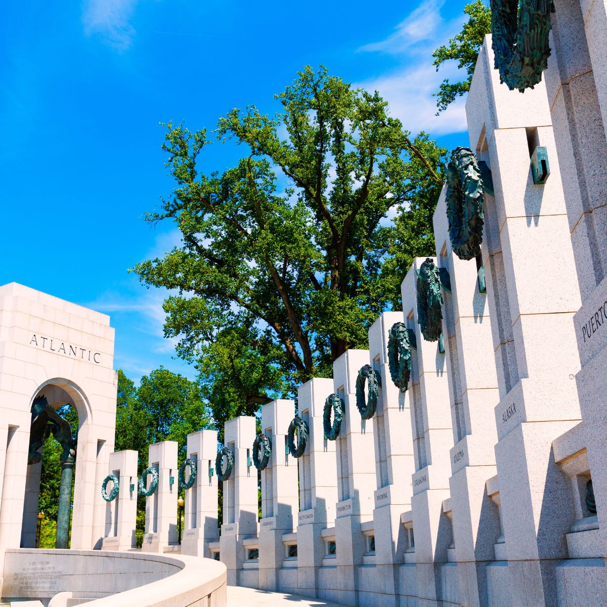 Speurtocht en rondleiding op eigen houtje door Washington D.C. 4 Het ontroerende World War II Memorial eert de moed en opoffering van Amerikanen die dienden tijdens de Tweede Wereldoorlog, met grote fonteinen, stenen pilaren en een plechtige setting langs de National Mall.