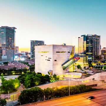Perot Museum of Nature and Science to uderzający współczesny punkt orientacyjny o odważnym, sześciennym designie i interaktywnych eksponatach, które rozpalają ciekawość świata przyrody.