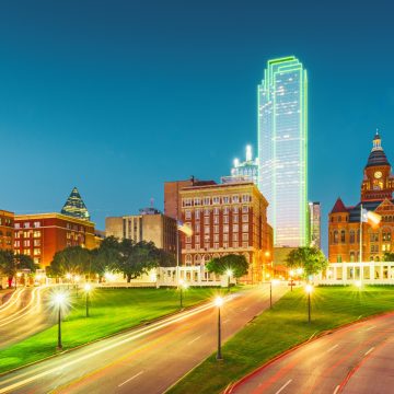 Dealey Plaza to historyczny park krajobrazowy w centrum Dallas, znany jako miejsce narodzin miasta i miejsce zabójstwa Johna F. Kennedy'ego w 1963 roku.