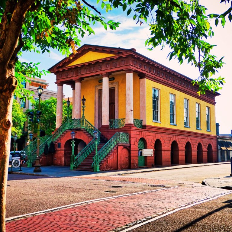 Speurtocht en rondleiding op eigen houtje door Charleston 6 De City Market is een van de oudste openbare markten van het land, waar lokale verkopers traditionele sweetgrass manden verkopen onder de grootse Greek Revival architectuur van Market Hall.