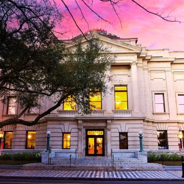 Das Gibbes Museum of Art ist eine führende Kultureinrichtung in Charleston und beherbergt eine erstklassige Sammlung amerikanischer Kunst mit besonderem Schwerpunkt auf der Geschichte und den Künstlern der Südstaaten.