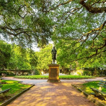 Der Washington Square Park ist ein ruhiger historischer Platz im Herzen des French Quarter, auf dem das hoch aufragende Washington Light Infantry Monument steht und der von einigen der bedeutendsten städtischen Gebäude umgeben ist.