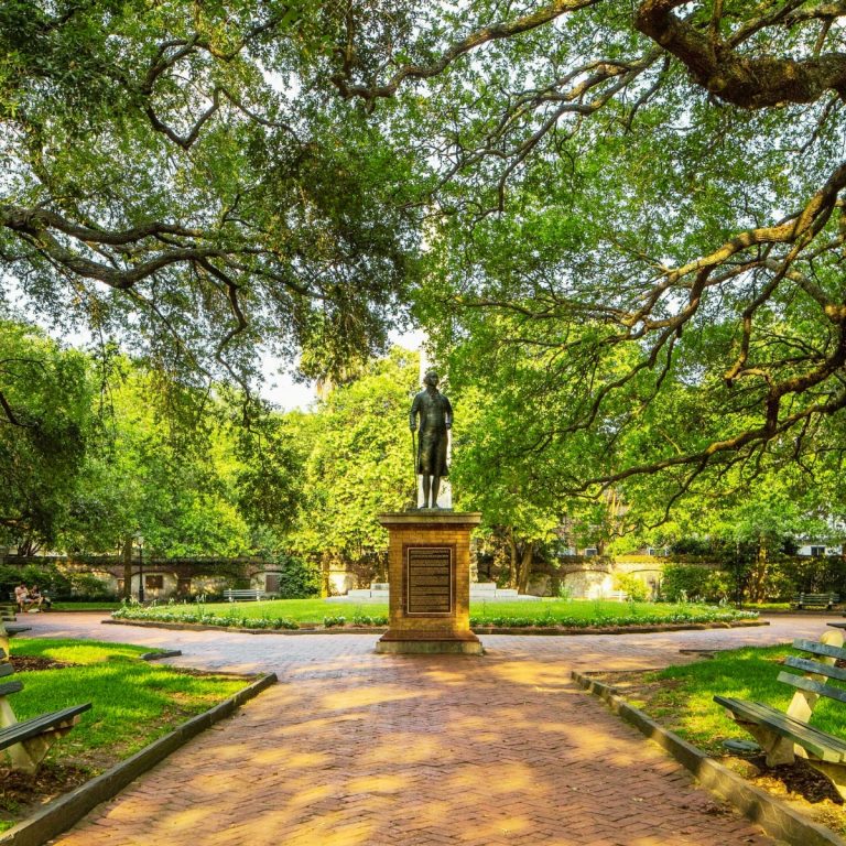 Speurtocht en rondleiding op eigen houtje in Charleston 4 Washington Square Park is een rustig historisch plein in het hart van het French Quarter, waar het torenhoge Washington Light Infantry Monument staat en dat wordt omringd door enkele van de belangrijkste openbare gebouwen van de stad.