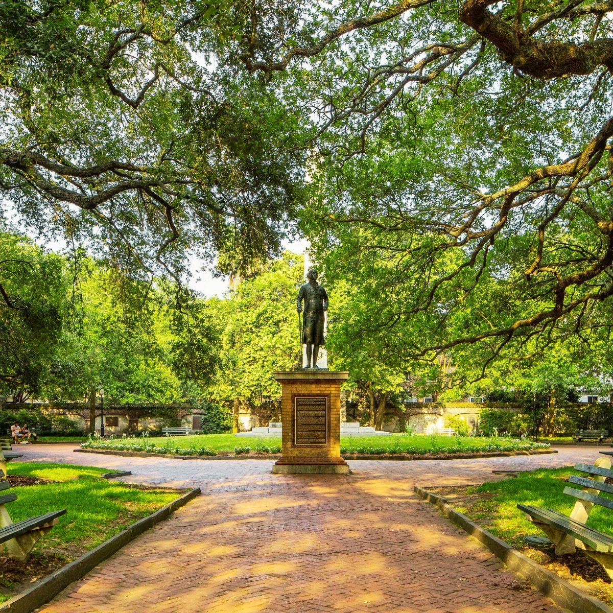 Schnitzeljagd und selbstgeführte Tour durch Charleston 4 Der Washington Square Park ist ein ruhiger historischer Platz im Herzen des French Quarter, auf dem das hoch aufragende Washington Light Infantry Monument steht und der von einigen der bedeutendsten städtischen Gebäude umgeben ist.
