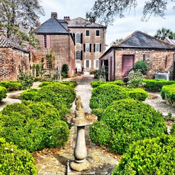 Das Heyward-Washington House ist ein historischer Wohnsitz aus dem Jahr 1772, der einst einem Unterzeichner der Unabhängigkeitserklärung gehörte und Präsident George Washington während seines Besuchs in der Stadt 1791 beherbergte.