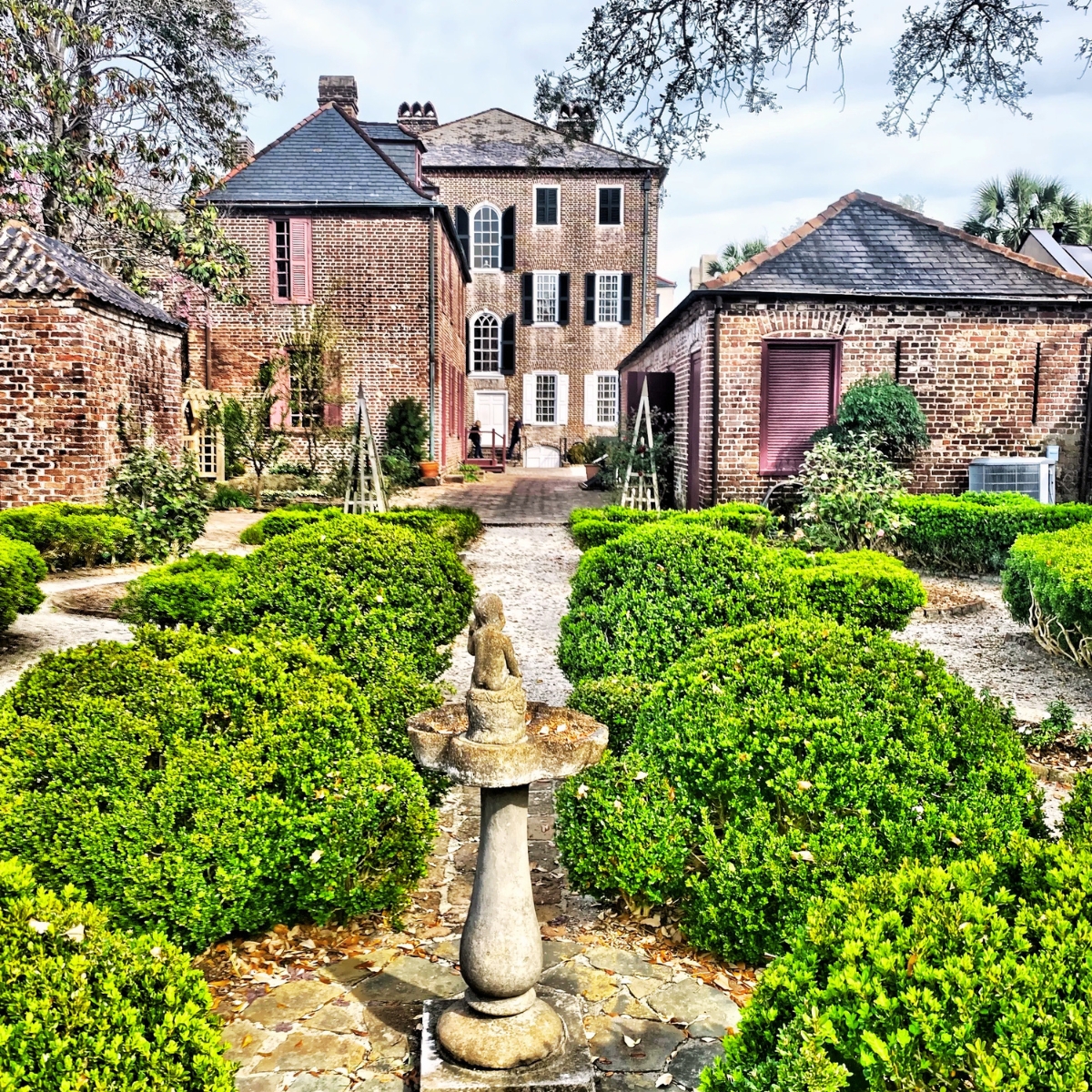 Schnitzeljagd und selbstgeführte Tour durch Charleston 3 Das Heyward-Washington House ist ein historischer Wohnsitz aus dem Jahr 1772, der einst einem Unterzeichner der Unabhängigkeitserklärung gehörte und Präsident George Washington während seines Besuchs in der Stadt 1791 beherbergte.