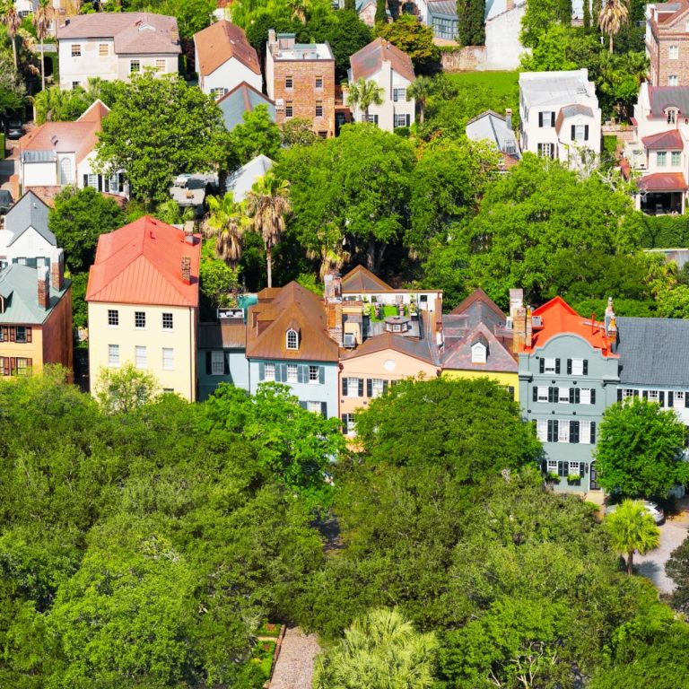 Speurtocht en rondleiding op eigen houtje door Charleston 2 Rainbow Row is een reeks van dertien kleurrijke historische huizen die het langste cluster van Georgian rijhuizen in de Verenigde Staten vormen en een van de meest gefotografeerde bezienswaardigheden van Charleston zijn.