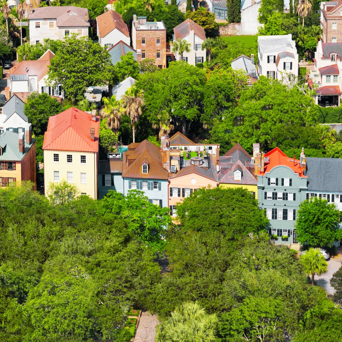 Schnitzeljagd und selbstgeführte Tour durch Charleston 2 Rainbow Row ist eine Reihe von dreizehn farbenfrohen historischen Häusern, die die längste Ansammlung von georgianischen Reihenhäusern in den Vereinigten Staaten darstellen und eines der meistfotografierten Wahrzeichen Charlestons bilden.