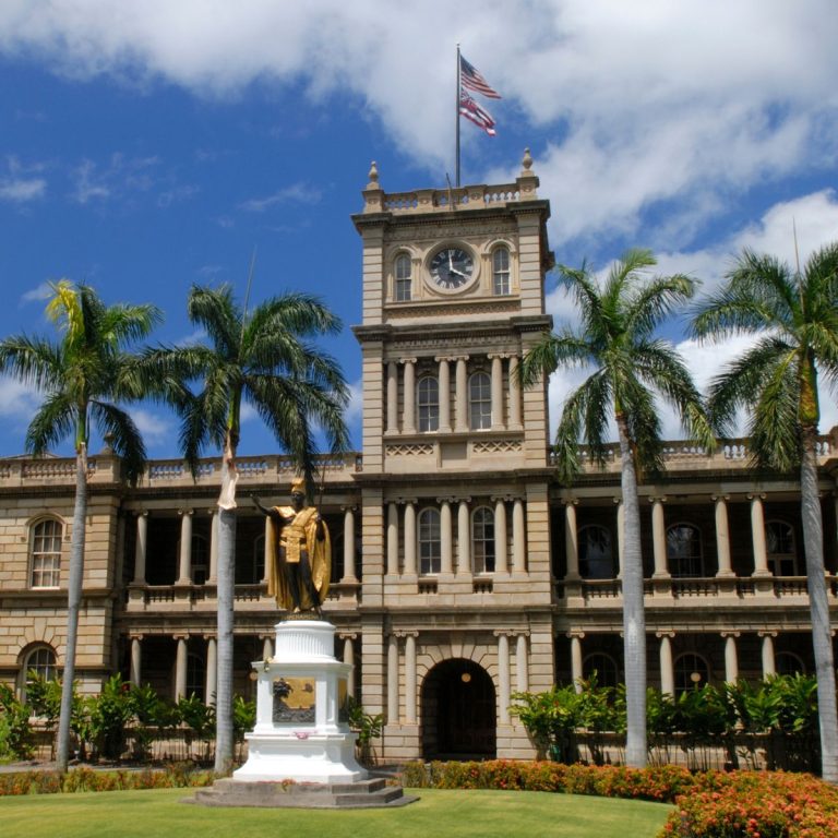 Caça ao tesouro e visita autoguiada a Honolulu 3 O Aliʻiolani Hale é um marco histórico de tirar o fôlego no centro de Honolulu, servindo como sede do Supremo Tribunal do Estado do Havai e reconhecido pelos viajantes pela sua majestosa estátua do Rei Kamehameha I, que se encontra em frente.