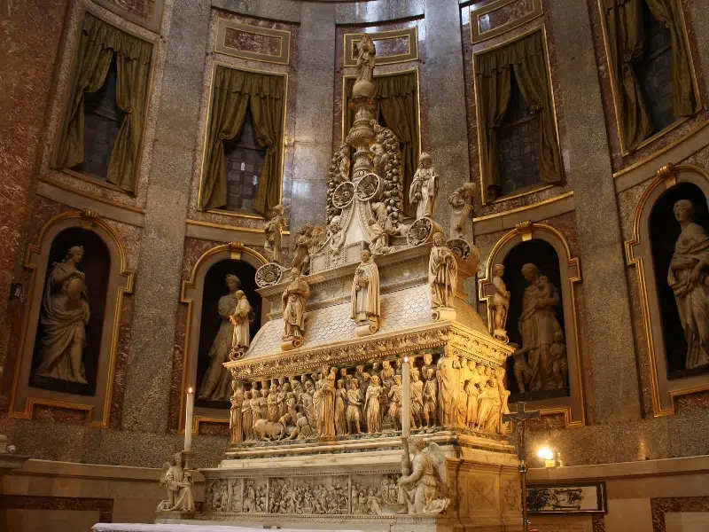 Basilika San Domenico: Ein gotisches Meisterwerk 2 Basilika San Domenico